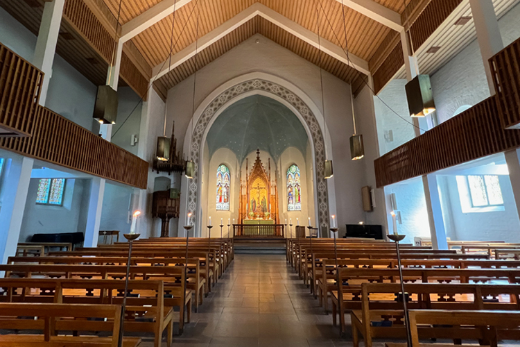 Vy över den tyska kyrkans interiör i Helsingfors, Finland.