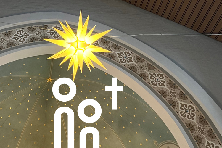 Utsikt upp till kristusstjärnan i den tyska kyrkans korridor i Helsingfors.