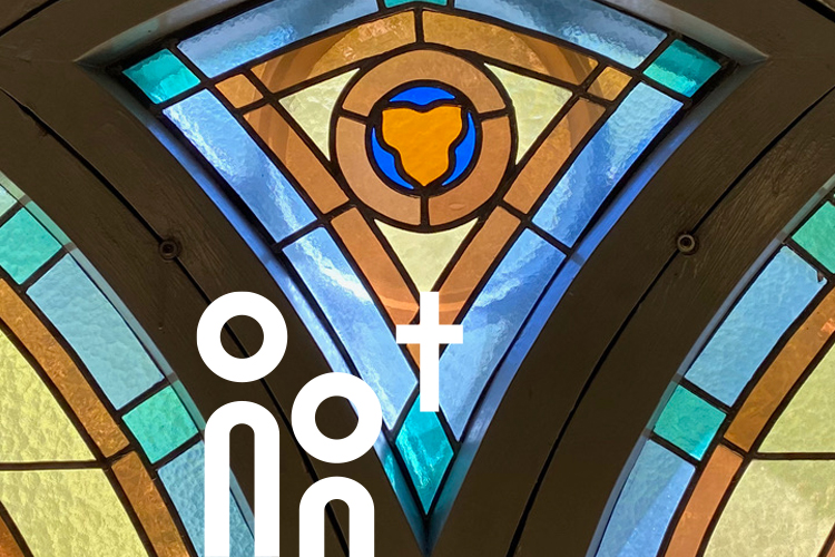 Detalj i det färgade glasfönstret i Tyska kyrkan i Helsingfors.