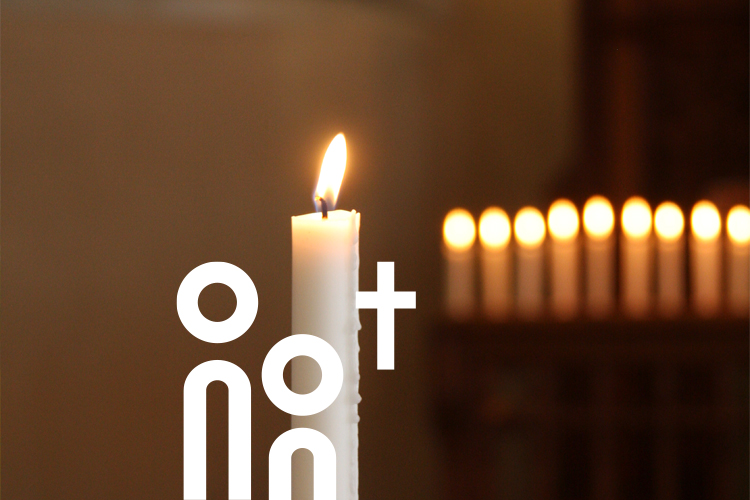 Brinnande ljus i koret i Tyska kyrkan i Helsingfors.