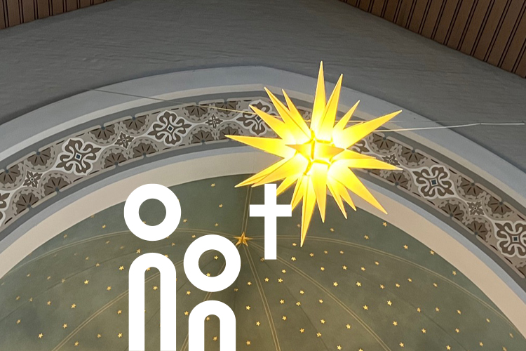 Utsikt upp till kristusstjärnan i den tyska kyrkans korridor i Helsingfors.