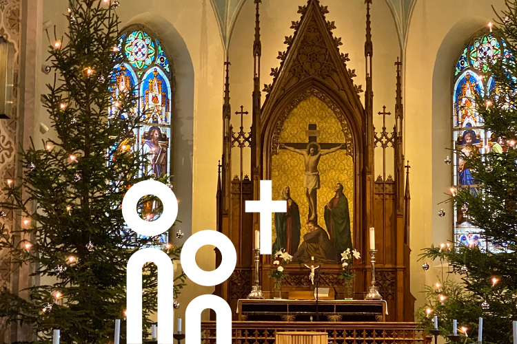 Vy över julgranarna i kyrkorummet i den tyska kyrkan i Helsingfors.