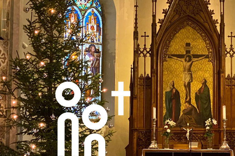 Vy över en av de två julgranarna i den tyska kyrkans kyrksal i Helsingfors.