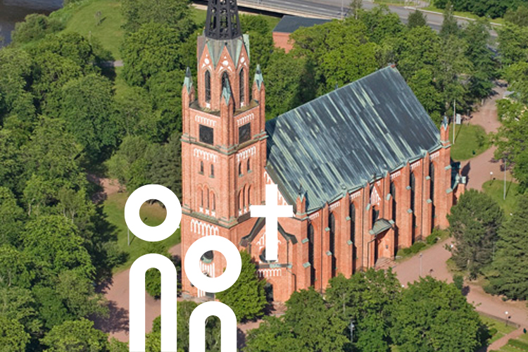 Fågelperspektiv av Keski-Porins kyrka i Björneborg på sommaren.
