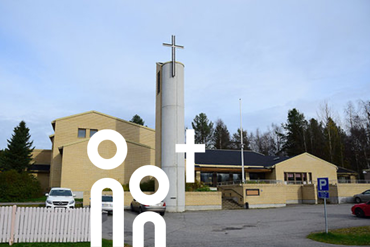 Vy över Ounasrinne kapell och församlingshem i Rovaniemi på sommaren.
