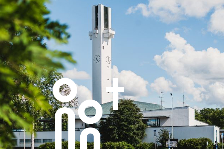 Vy över Lakeuden Risti kyrka i Seinäjoki på sommaren.