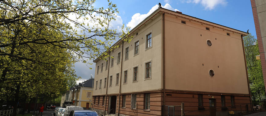 Bild av ett medborgarhus i Tammerfors, Finland på sommaren