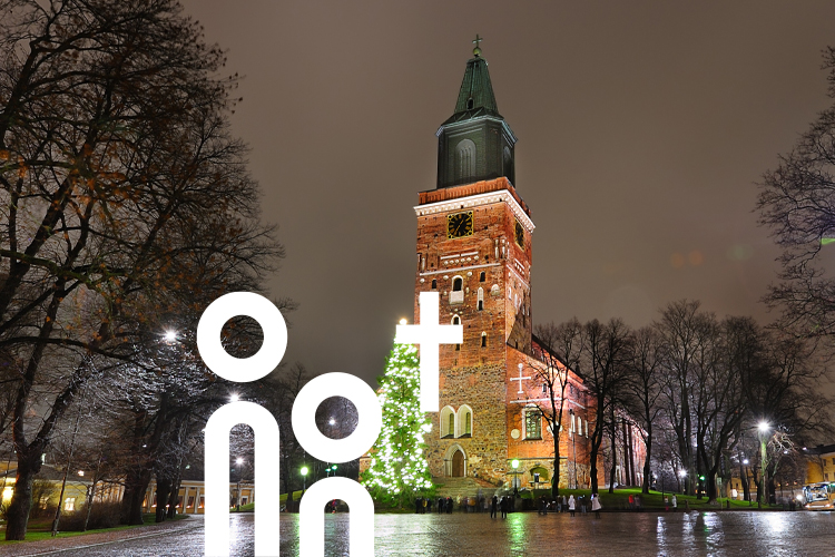 Bild på domkyrkan i Åbo i Finland vid jul.