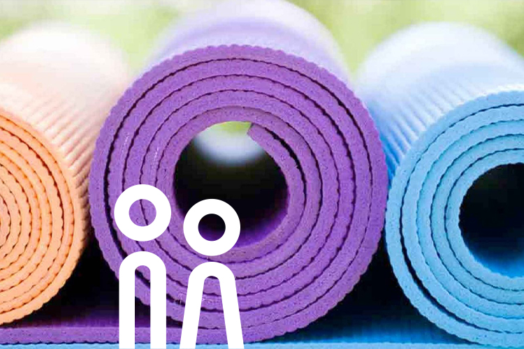 Rullade yogamattor i olika färger.